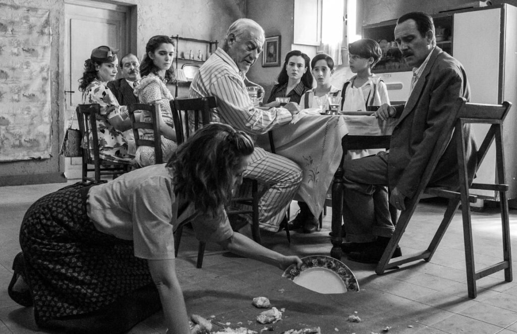 La famiglia di Delia in una scena da C'è ancora domani