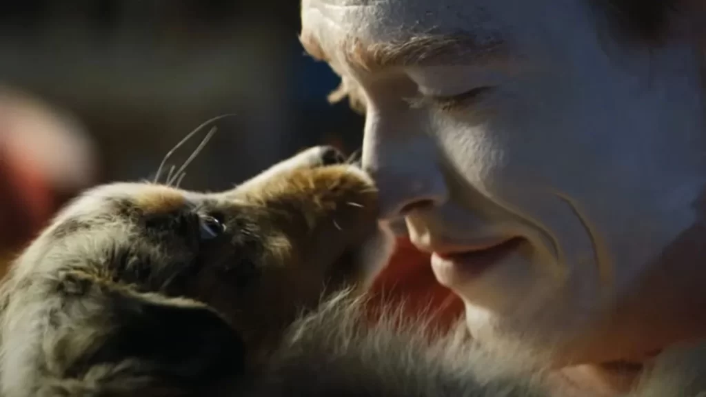 Caleb Landry Jones in una scena di Dogman