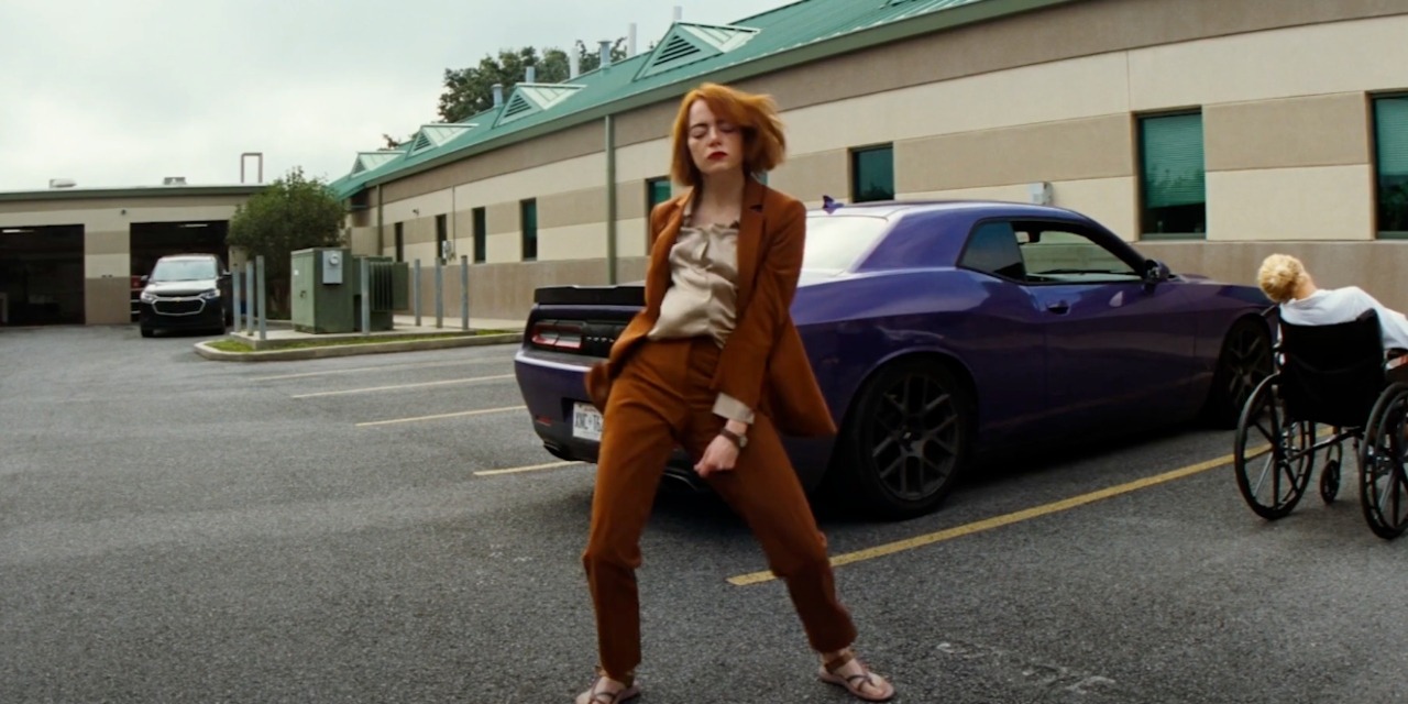 Emma Stone in una scena di Kinds of Kindness