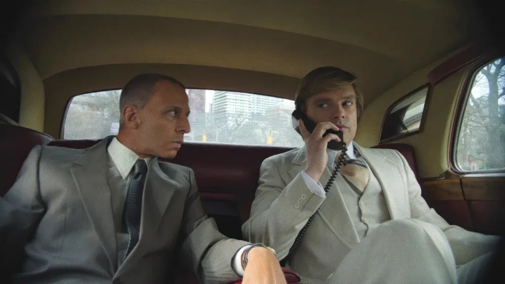 Roy Cohn e Donald Trump in una scena di The Apprentice