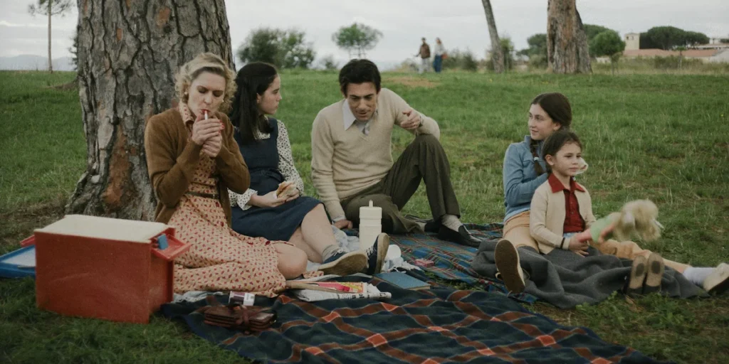 La famiglia Berlinguer in una scena di 'Berlinguer - La grande ambizione'