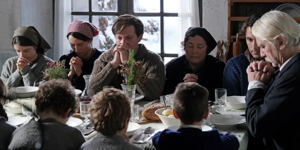 La famiglia Graziadei a tavola in una scena di Vermiglio